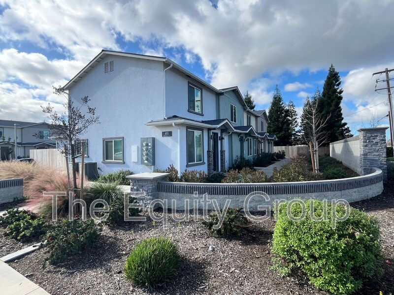 405 S Summit St in Visalia, CA - Building Photo