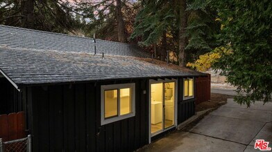 993 Cameron Dr in Big Bear Lake, CA - Building Photo - Building Photo