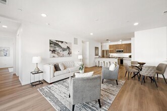 204 S Leavitt St, Unit 302 in Chicago, IL - Foto de edificio - Building Photo