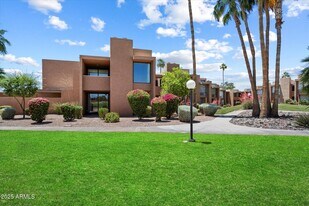 7401 N Scottsdale Rd in Paradise Valley, AZ - Building Photo