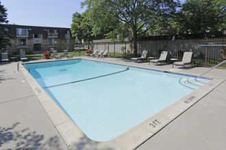 Heritage Heights Apartments in Coon Rapids, MN - Foto de edificio - Building Photo