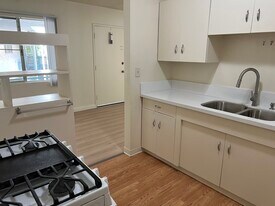 EllinCourt in South Pasadena, CA - Building Photo