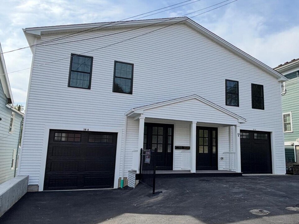 38 Golden Hill St in Milford, CT - Building Photo