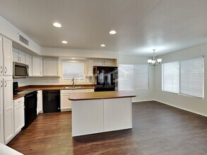 12473 W Montebello Ave in Litchfield Park, AZ - Foto de edificio - Building Photo