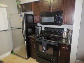 2811 N Oakland Forest Dr in Oakland Park, FL - Building Photo