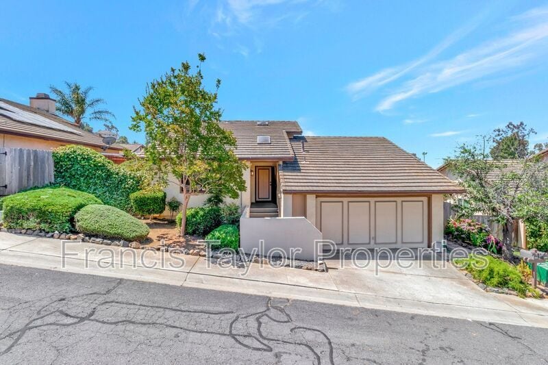 2182 Firethorn Glen in Escondido, CA - Building Photo