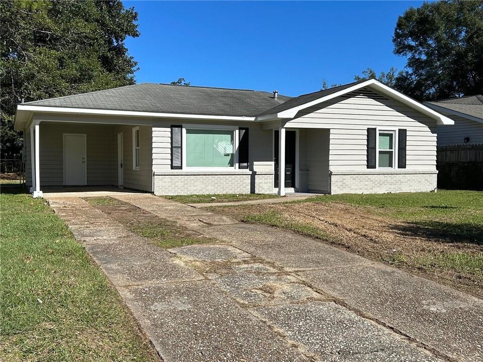 18 Edinborough Ave in Chickasaw, AL - Foto de edificio