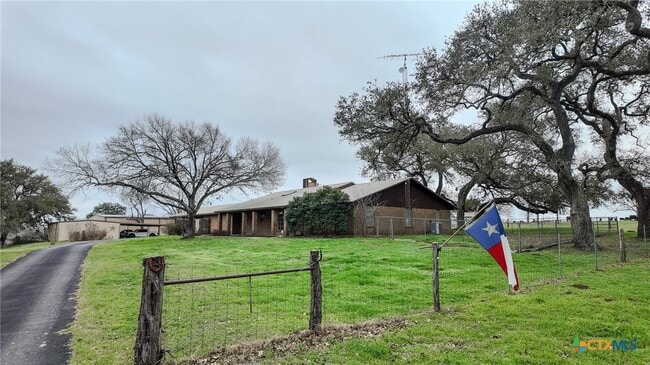 1235 Co Rd 390 in Hallettsville, TX - Foto de edificio - Building Photo