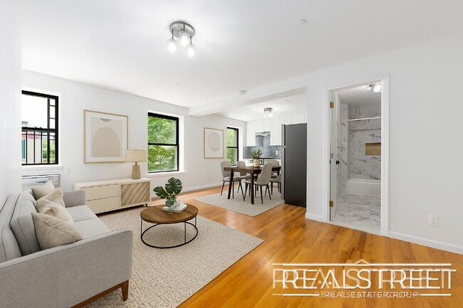 Spacious 2 Bedroom in Williamsburg!