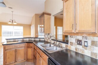 509 SW 158th Terrace in Oklahoma City, OK - Foto de edificio - Building Photo
