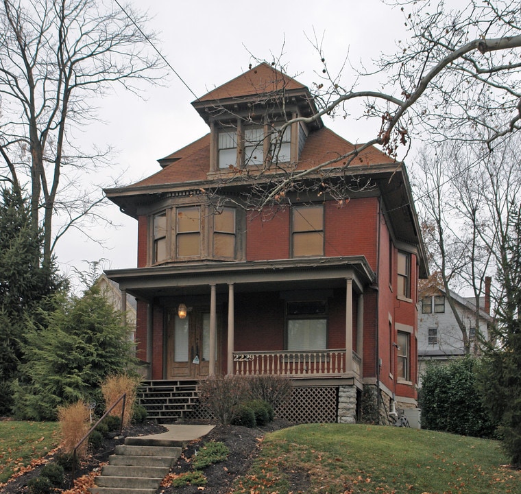 2229 Highland Ave in Cincinnati, OH - Building Photo