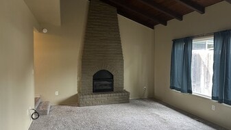 2123 NW Watters St in Roseburg, OR - Building Photo