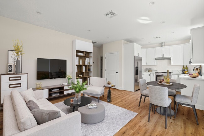 3043 S Bronson Ave in Los Angeles, CA - Building Photo - Building Photo