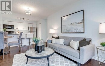 90 Aspen Springs Dr in Clarington, ON - Building Photo - Building Photo