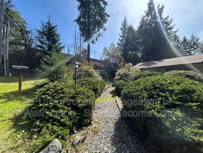 5108 54th St W in University Place, WA - Foto de edificio - Building Photo