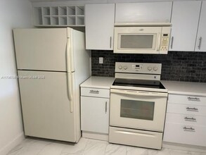 8933 SW 123rd Ct in Miami, FL - Building Photo - Building Photo