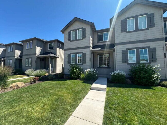 2372 NE Victor Pl