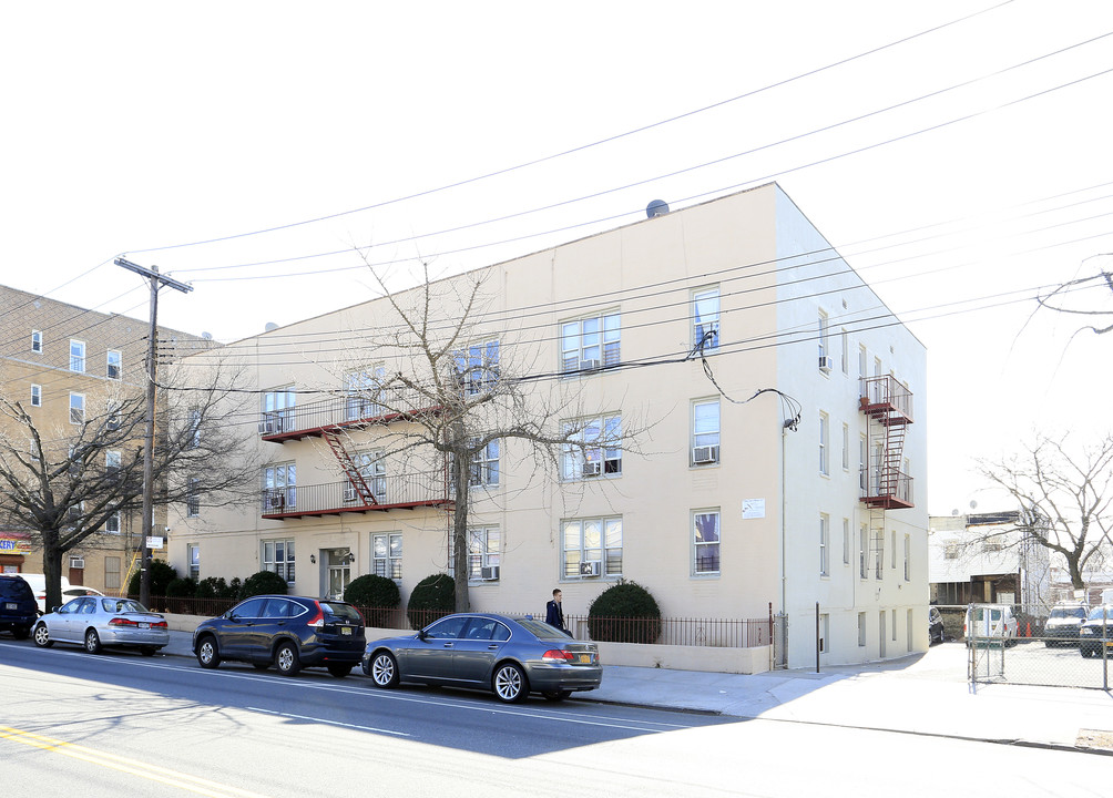 3080 E Tremont Ave in Bronx, NY - Building Photo