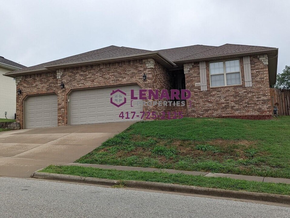 1424 South St in Ozark, MO - Building Photo