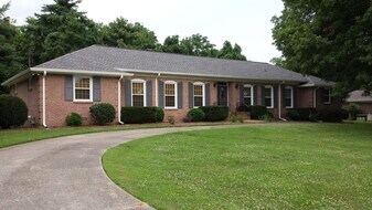 310 Robinhood Rd in Brentwood, TN - Building Photo