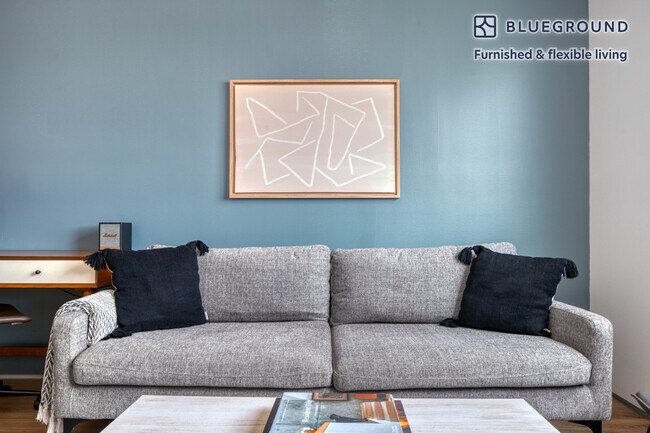 105 S Fairfax Ave, Unit FL2-ID1005 in Los Angeles, CA - Building Photo - Building Photo