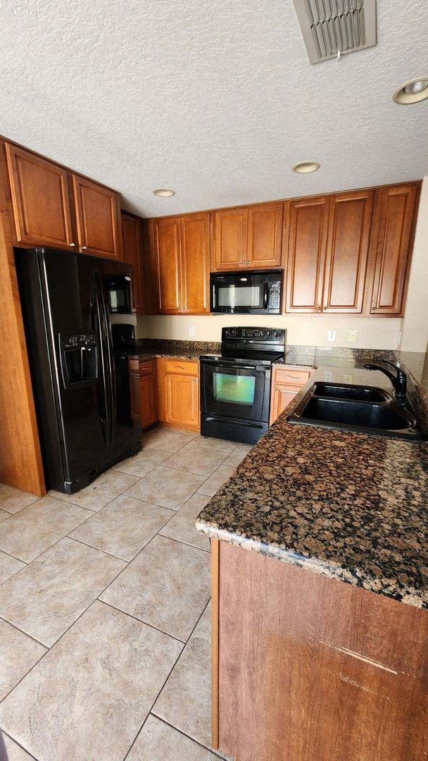 Avalon Park corner end Townhome featuring  in Orlando, FL - Building Photo - Building Photo