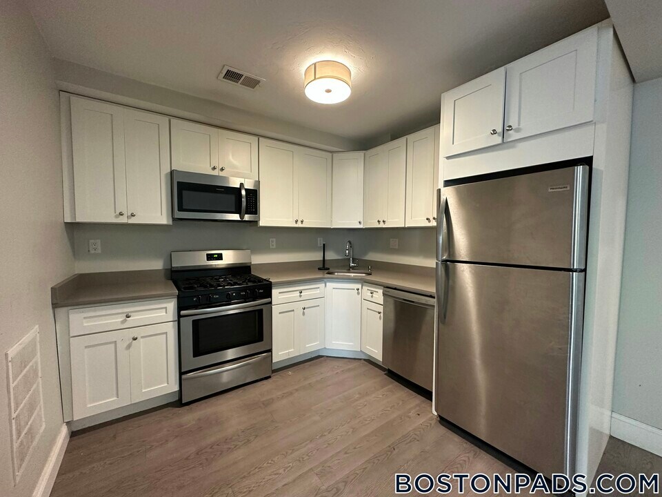 194 Maverick St in Boston, MA - Building Photo