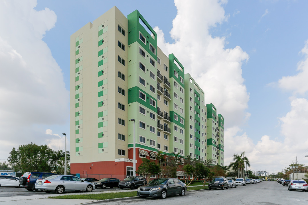 Emerald Terrace in Miami, FL - Building Photo