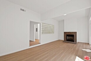 2619 Carmona Ave in Los Angeles, CA - Building Photo