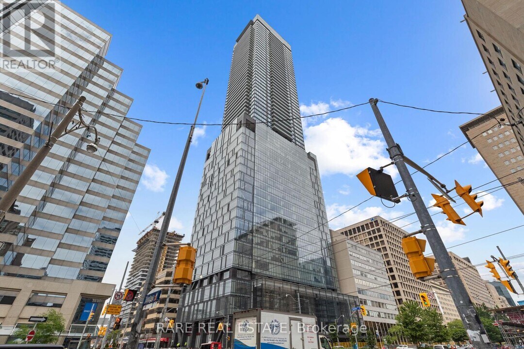 488-3488 University Ave in Toronto, ON - Building Photo