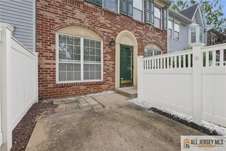 37 Kingston Run in North Brunswick, NJ - Building Photo - Building Photo