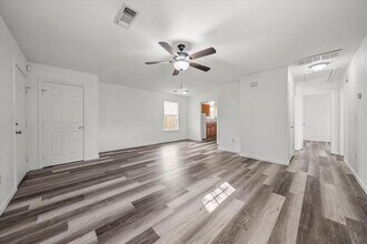 212 N Wood St in Denton, TX - Building Photo - Building Photo