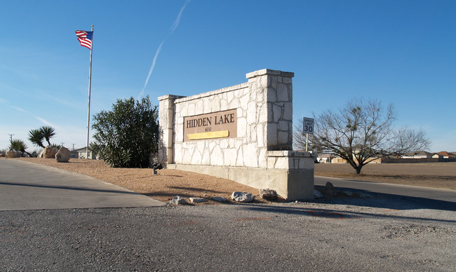 Hidden Lake Mobile Home Park in San Antonio, TX - Foto de edificio - Building Photo