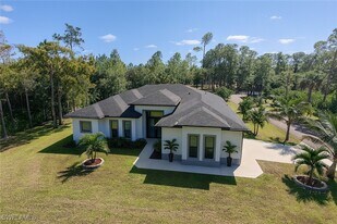 2330 4th Ave SE in Naples, FL - Building Photo