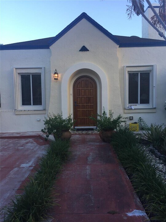 1662 SW 12th St in Miami, FL - Foto de edificio