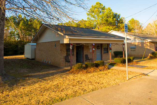 Peachtree Apartments in Clanton, AL - Building Photo - Building Photo