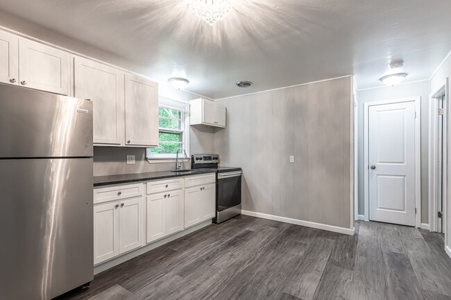 Renwood Apartments in Mansfield, CT - Building Photo - Interior Photo
