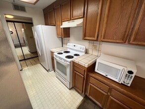 1400 Carpentier St in San Leandro, CA - Building Photo - Building Photo