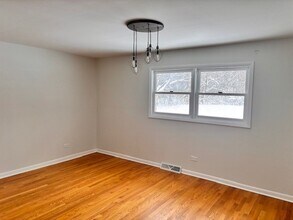 330 E River Rd in Des Plaines, IL - Building Photo - Building Photo