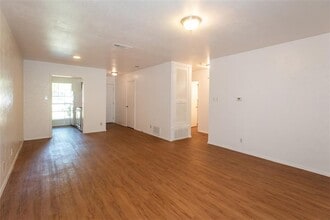 9007 Little Walnut Pkwy in Austin, TX - Building Photo - Building Photo