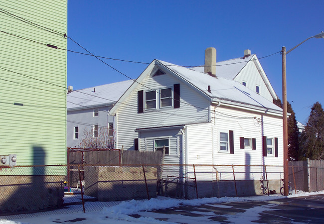 37-45 Plain St in Fall River, MA - Foto de edificio - Building Photo