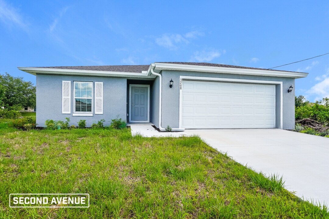 3208 6th St SW in Lehigh Acres, FL - Building Photo