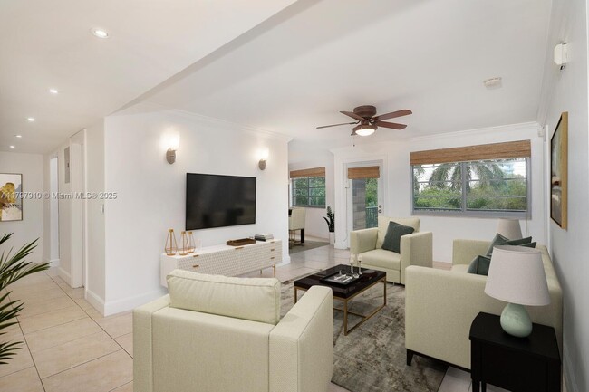 220 Washington Ave in Miami Beach, FL - Building Photo - Building Photo