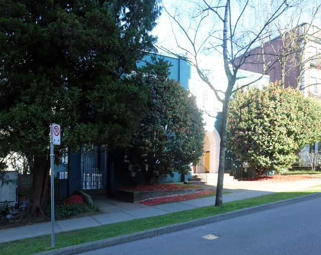 1325 Pendrell St in Vancouver, BC - Building Photo - Building Photo