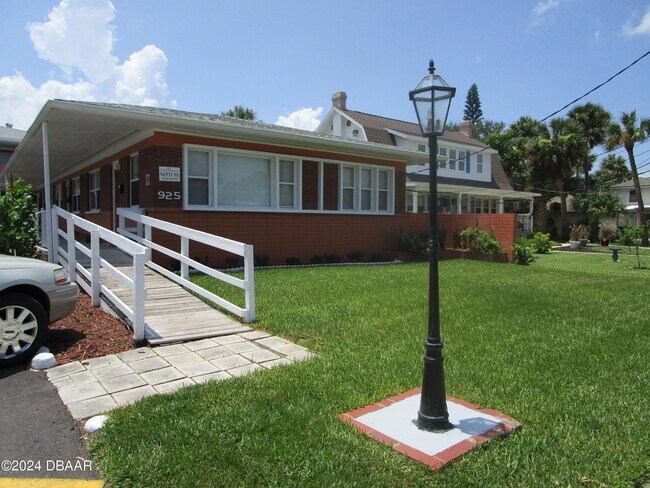 925 N Wild Olive Ave, Unit 4 in Daytona Beach, FL - Building Photo - Building Photo