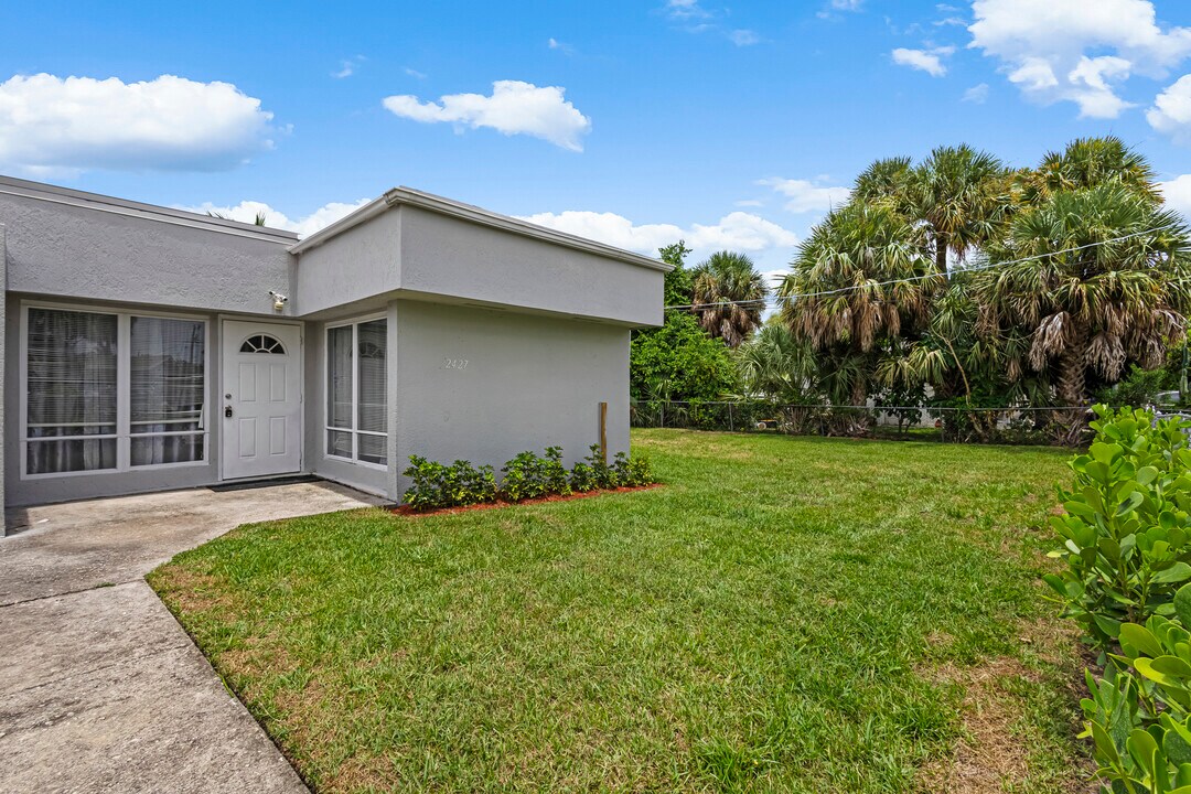 2425 Ranch House Rd in West Palm Beach, FL - Building Photo