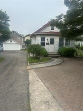 44 Perry Ave in Bayville, NY - Building Photo - Building Photo
