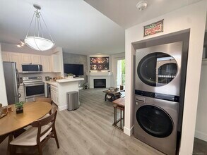 2220 Camino De La Reina in San Diego, CA - Building Photo - Building Photo