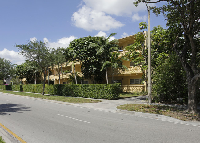 2005 Sans Souci Blvd in North Miami, FL - Building Photo - Building Photo