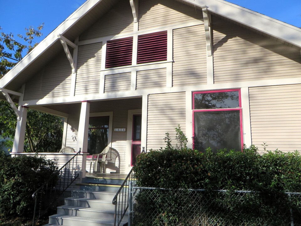 1616 NE Commercial Ave in Roseburg, OR - Building Photo